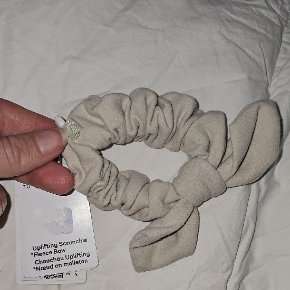Lululemon Uplifting Scrunchie Fleece Bow. NATI-color Code. Nwts!!!